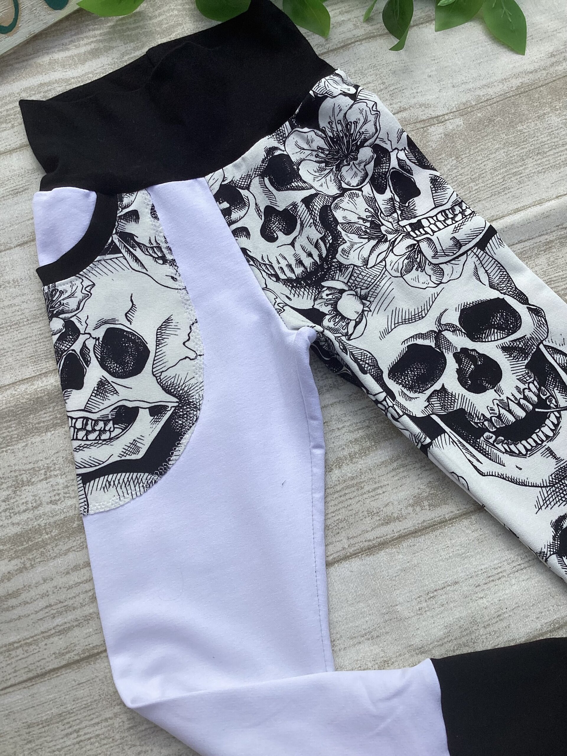 Pantalón leggin 3/6 años. Calaveras lápiz. French. - 3