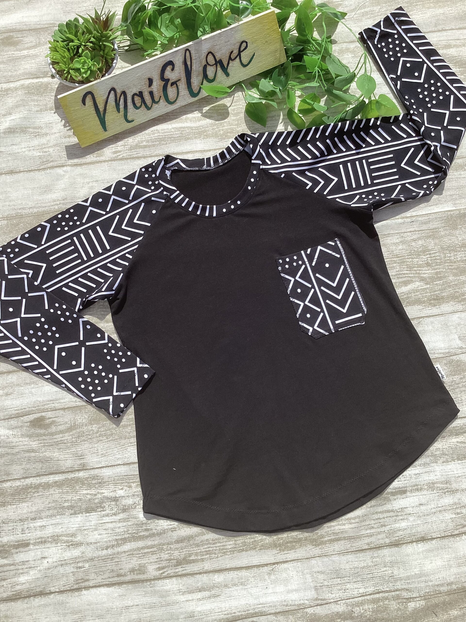 Camiseta raglán. Talla M/L. Motivos tribales. Bolsillo delantero. Punto. - 2