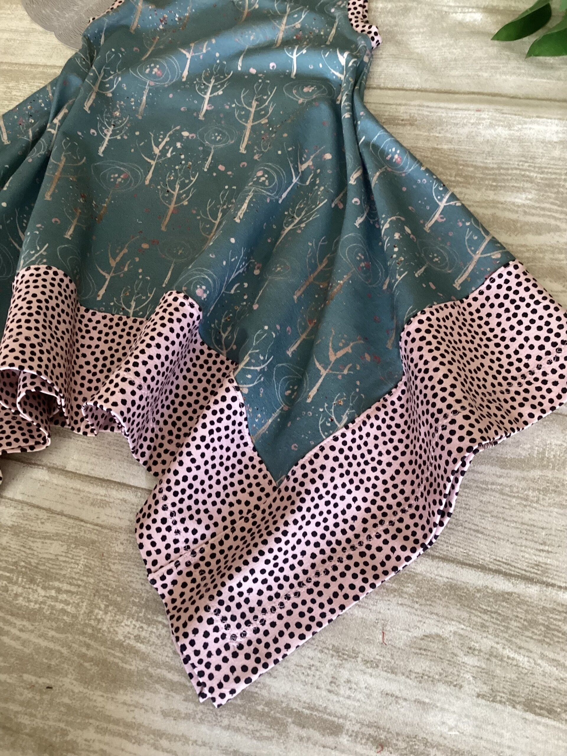Vestido cuadrado talla 3. Árboles y dots rosas y negros. Punto. - 2