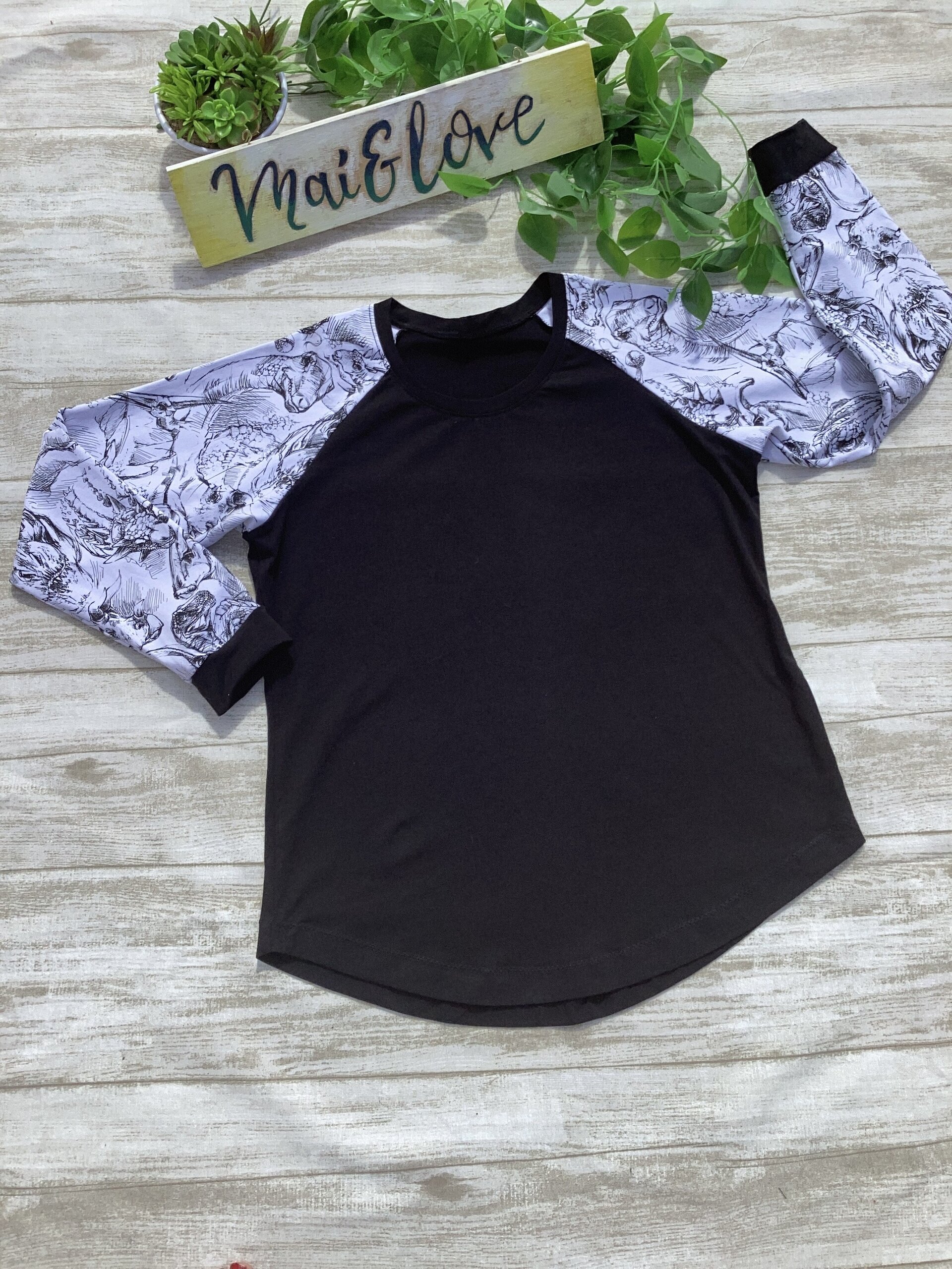 Camiseta raglán. Talla M/L. Dinosaurios a lápiz. Punto. - 2