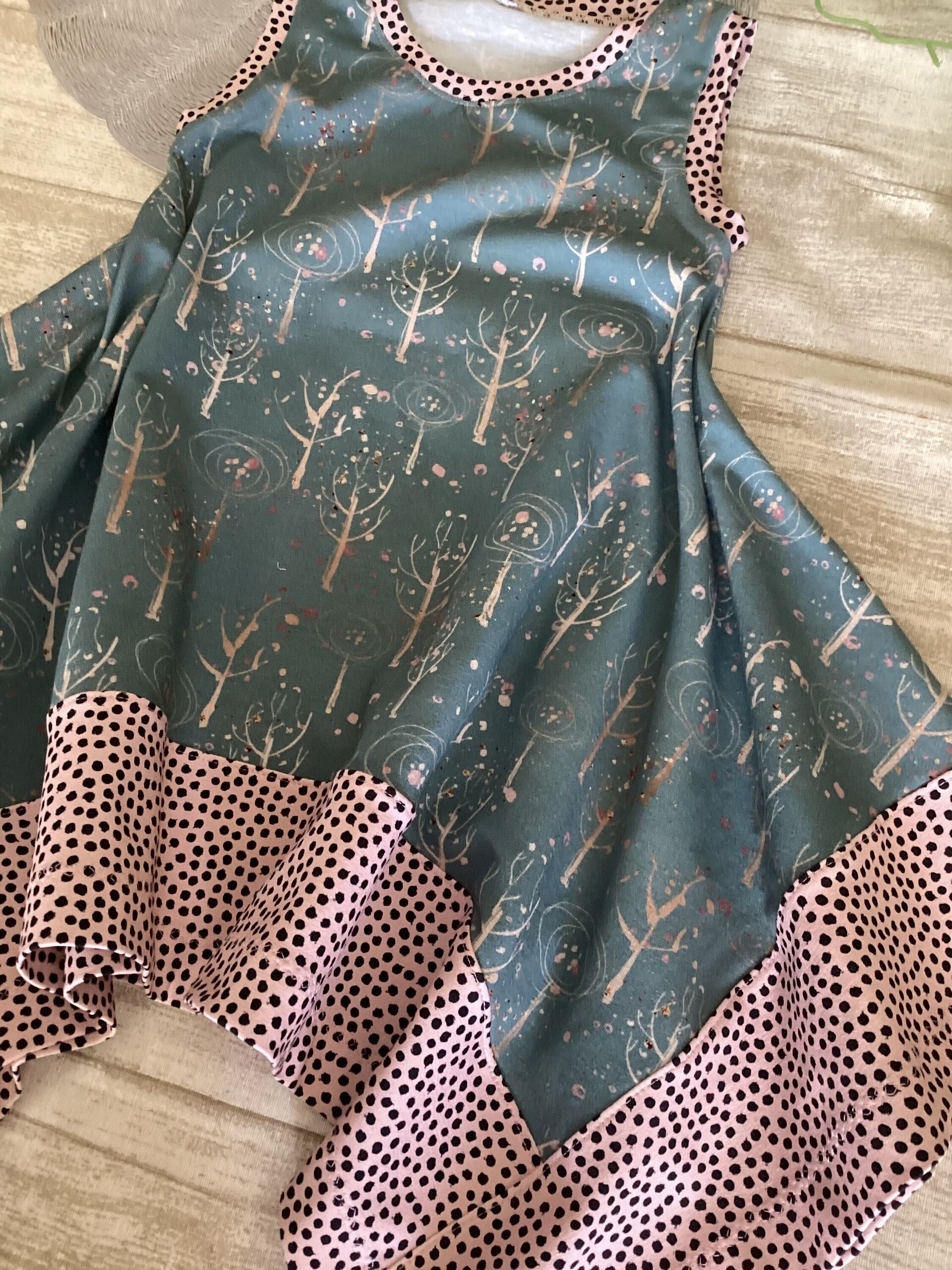 Vestido cuadrado talla 3. Árboles y dots rosas y negros. Punto. - 3