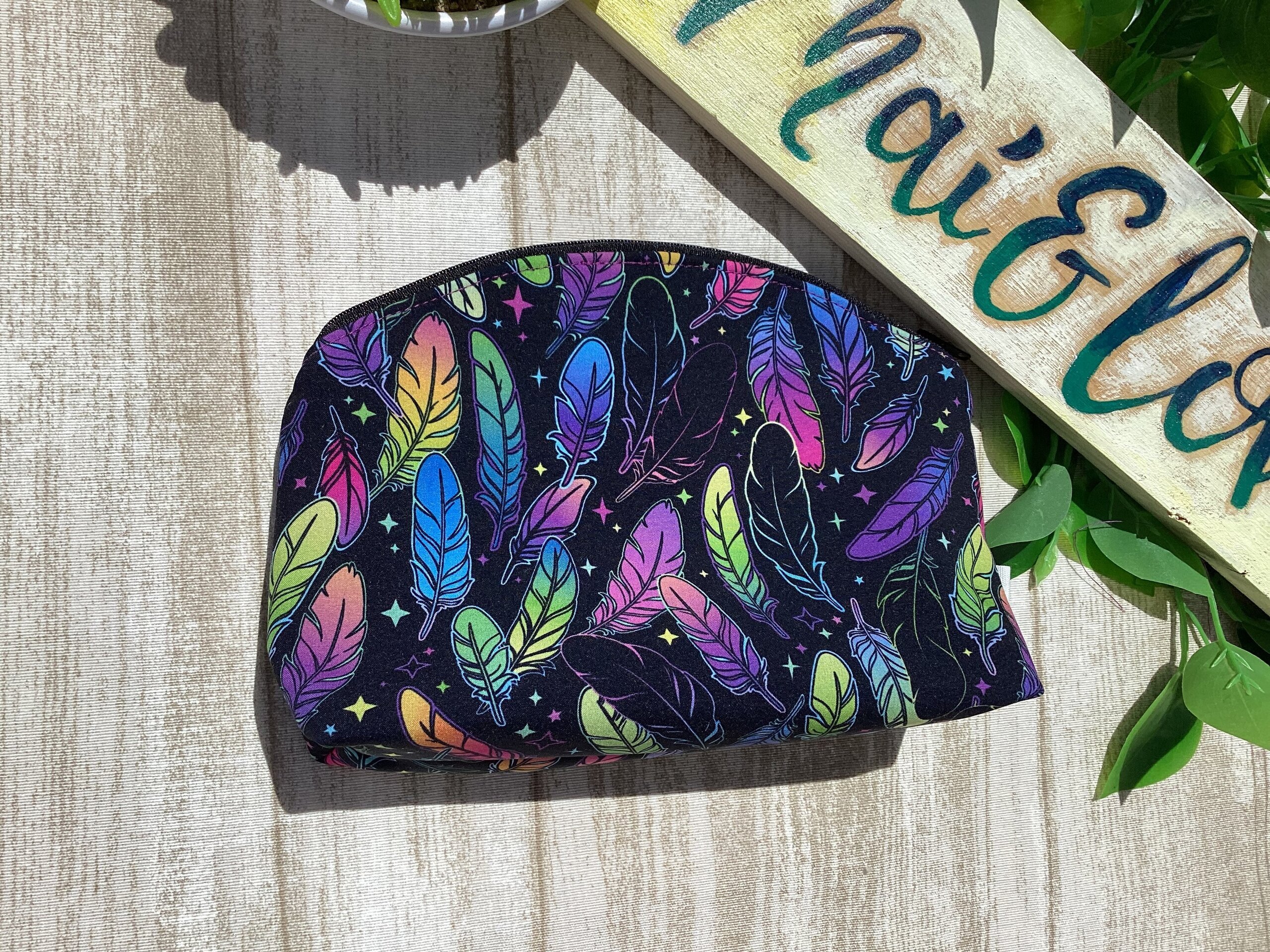 Neceser en softshell. Plumas multicolor. - 2