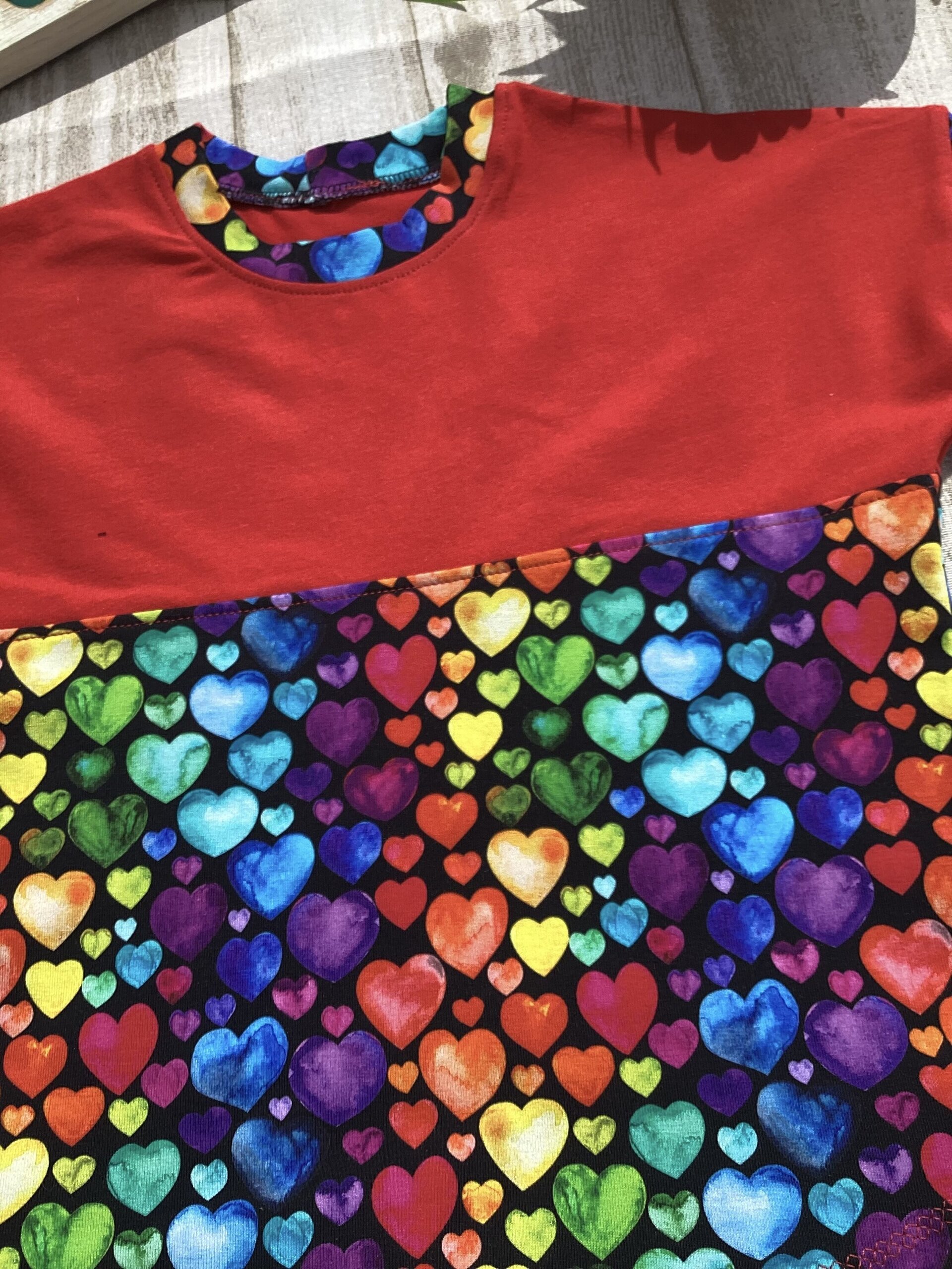 Camiseta Dolman 1/3 años. Corazones multicolor. Punto - 2