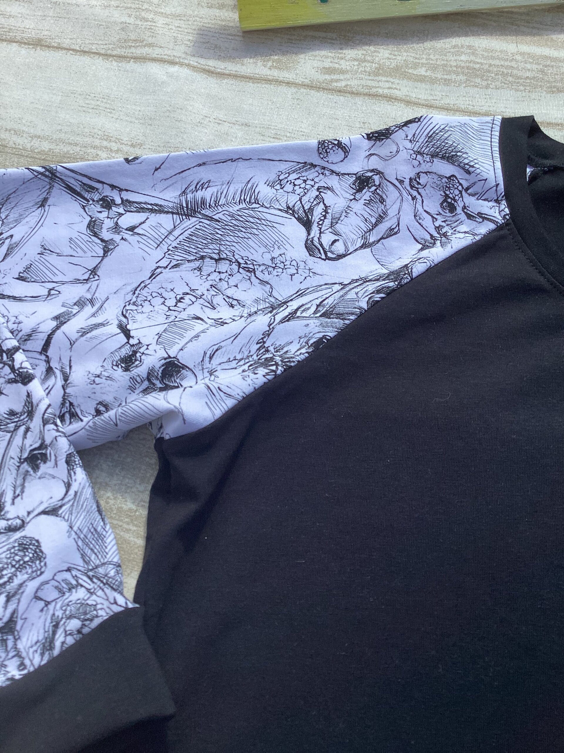 Camiseta raglán. Talla M/L. Dinosaurios a lápiz. Punto. - 3