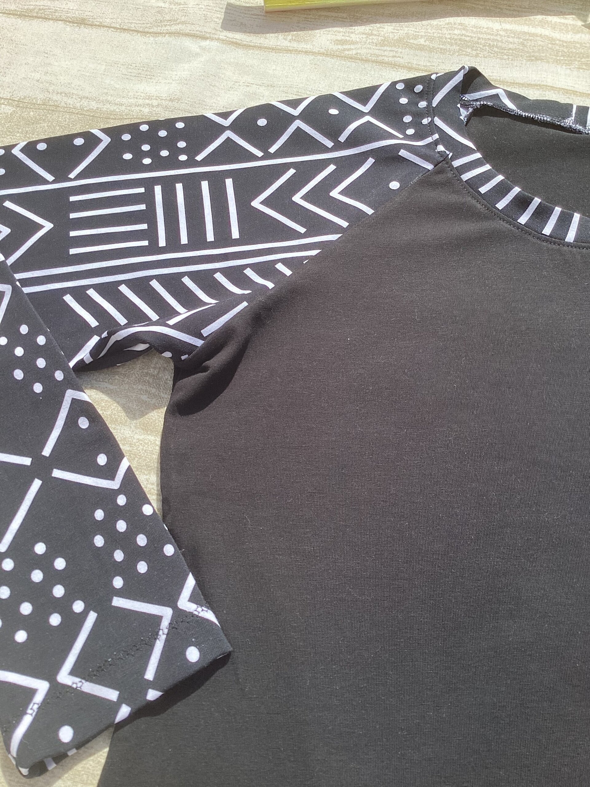 Camiseta raglán. Talla M/L. Motivos tribales. Bolsillo delantero. Punto. - 4