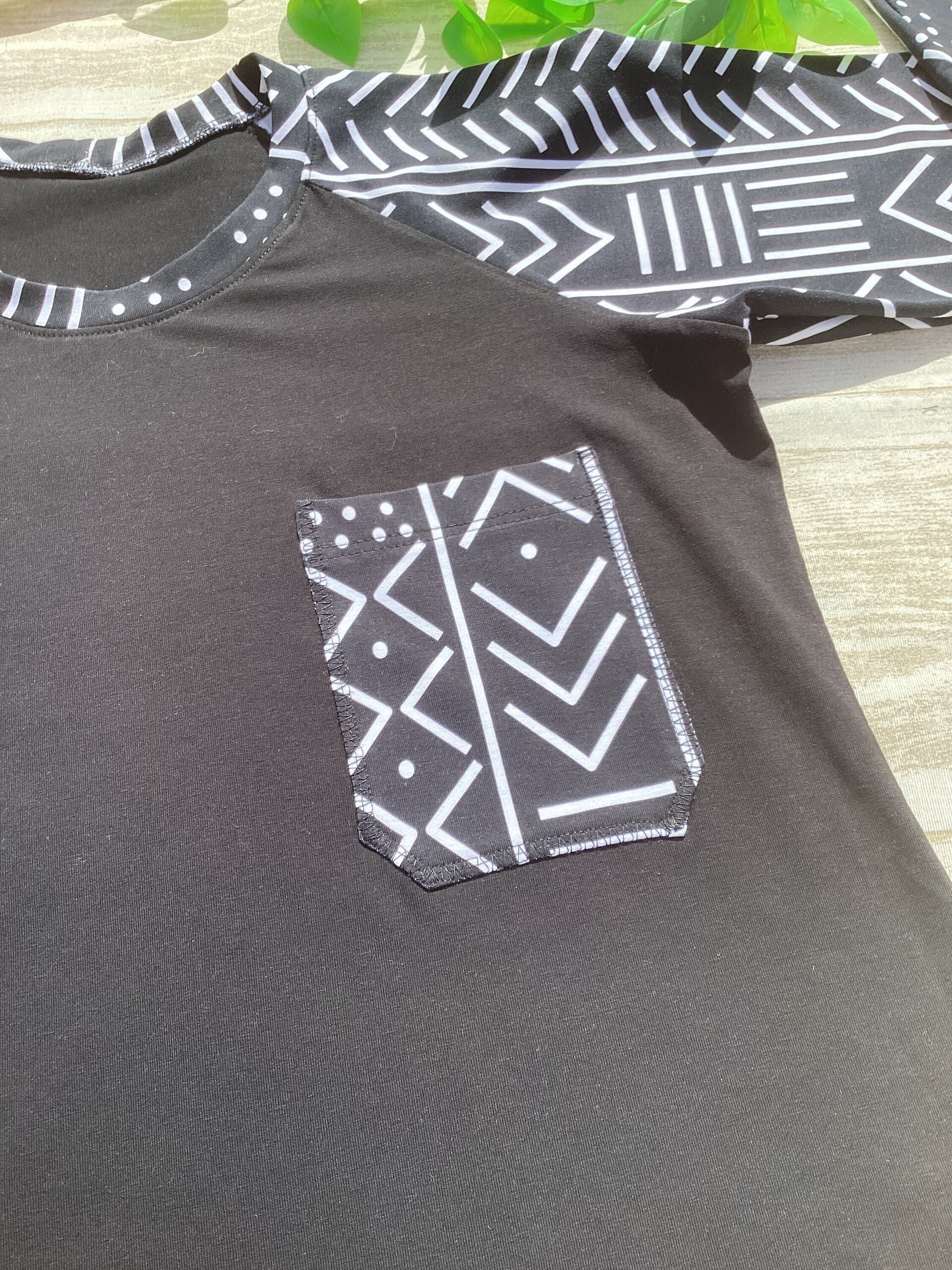 Camiseta raglán. Talla M/L. Motivos tribales. Bolsillo delantero. Punto. - 3
