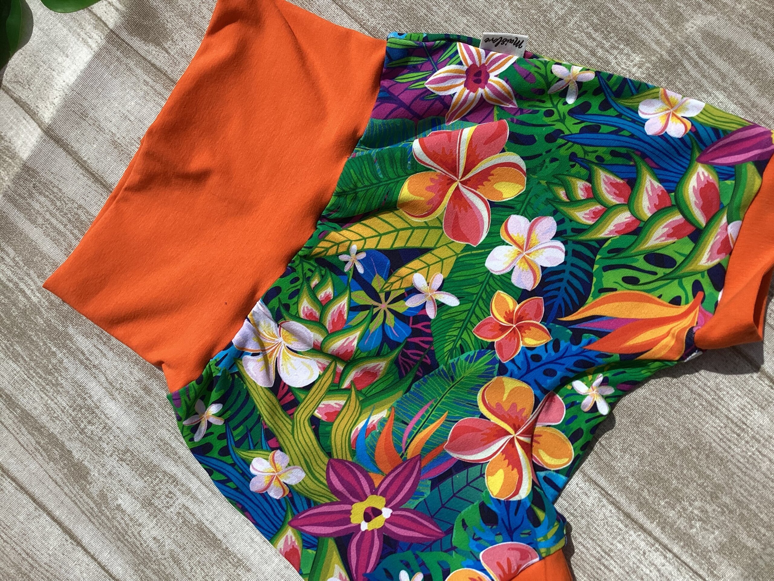 Pantalón harem corto /3 años. Punto. Flores tropicales. - 2