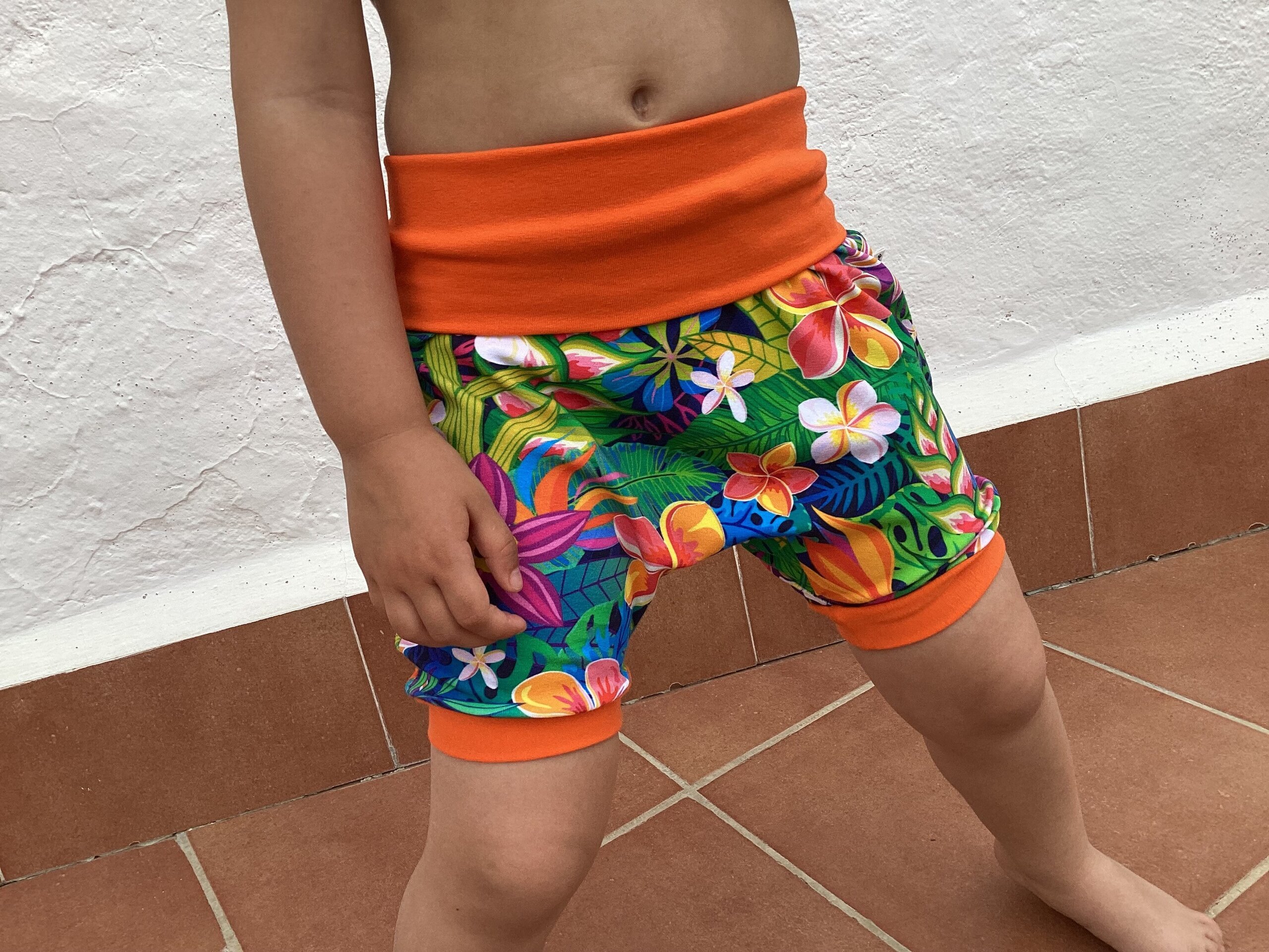 Pantalón harem corto /3 años. Punto. Flores tropicales. - 3