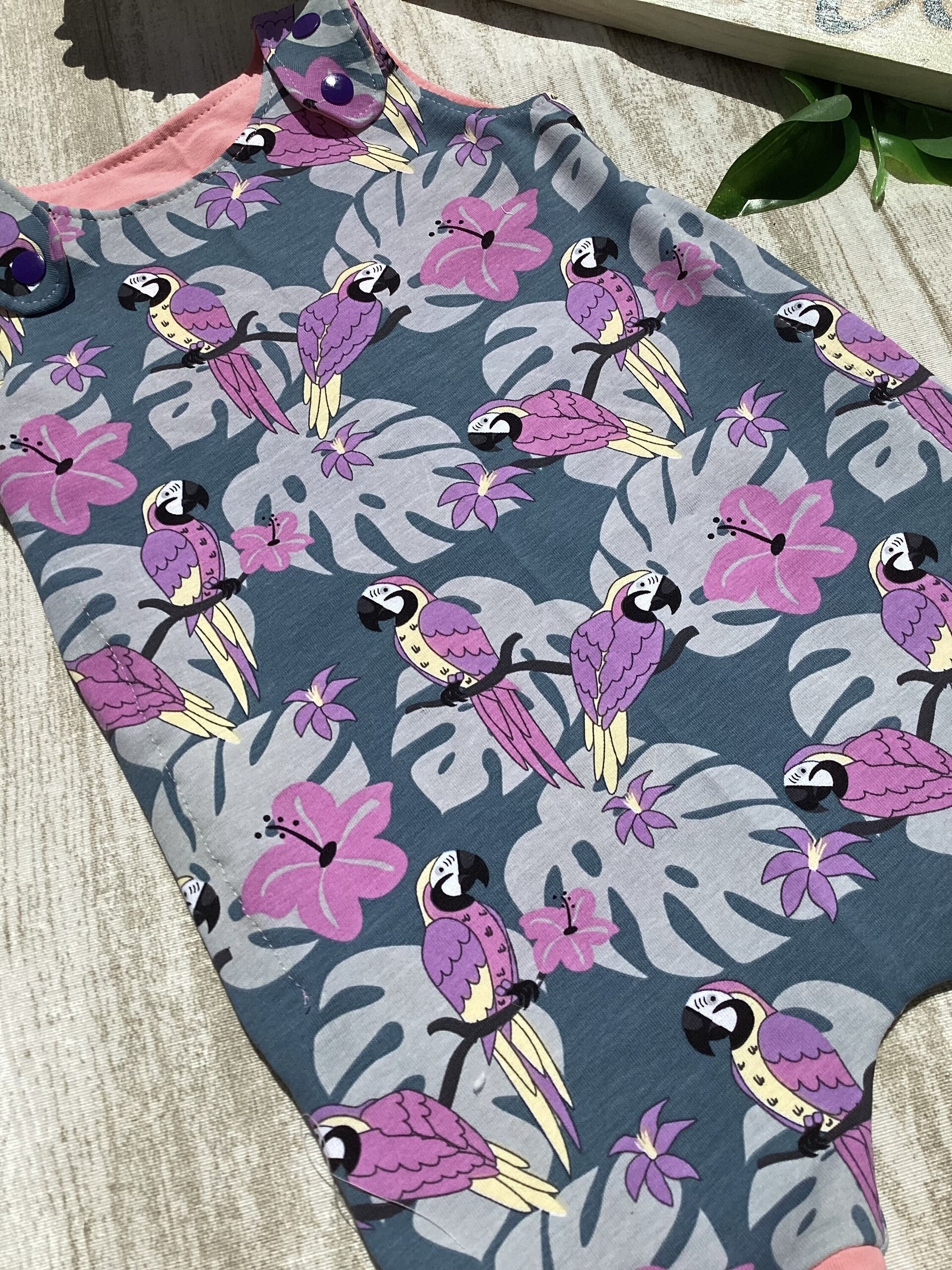 Peto 3/12 meses. Loros tropicales. Punto mágico que cambia de color al sol. - 2