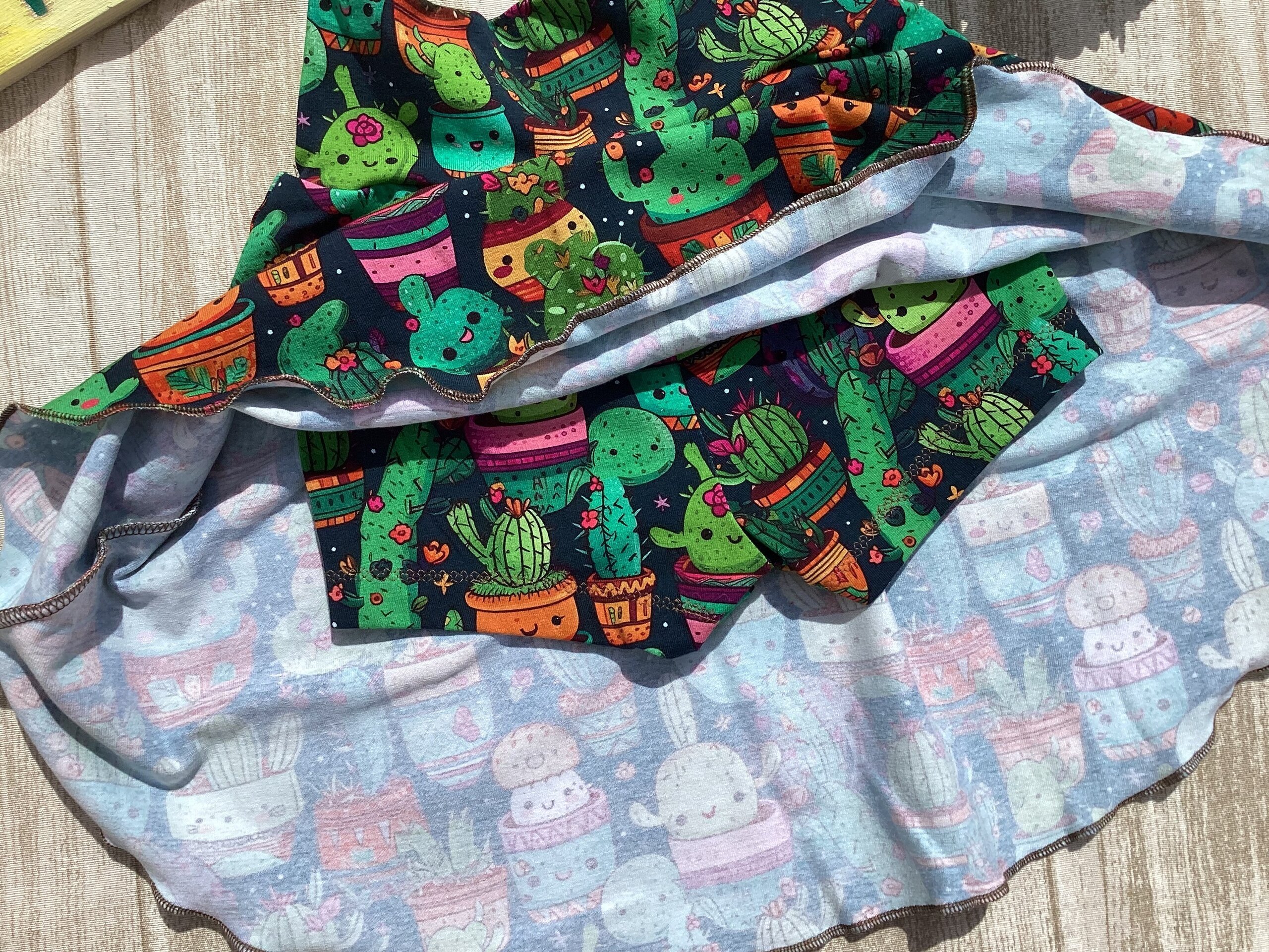 Falda 3/6 con pantalón. punto camiseta. Cactus simpáticos. - 2